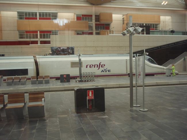 駅で待ち合わせしているＡＶＥ。<br />最高速度約３００キロくらいなので、日本の新幹線とほとんど同じ速度で走行する。<br />