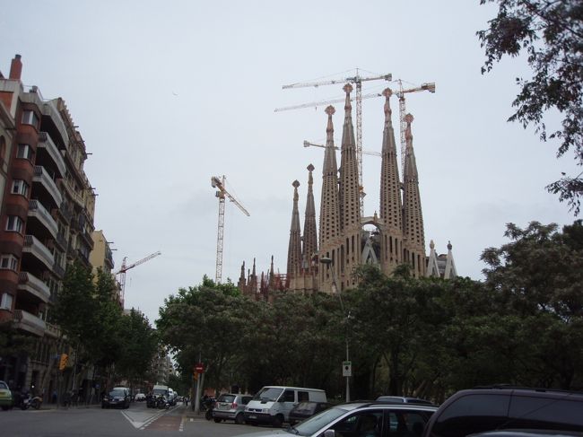 ホテルから歩いて１０分くらいのサクラダ・ファミリア。<br /><br />塔屋にクレーンが置かれており、工事中の印象が強かった。