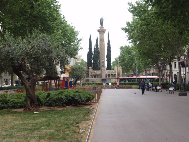 ようやくバルセロナに到着。<br />早速、ホテル近くにあるアントニー・ガウディのサクラダ・ファミリア教会を見に出かけた。