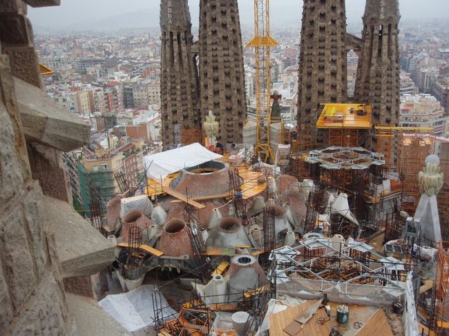 サグラダ・ファミリアの塔屋から。<br />地上からエレベーター（有料）で上がることができる。<br />工事中であることが一目瞭然。