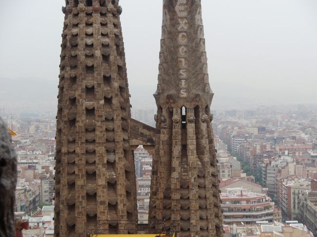 二つの塔の間は通路で繋がれており、歩くことができる。昇り用と降り用に分かれている。