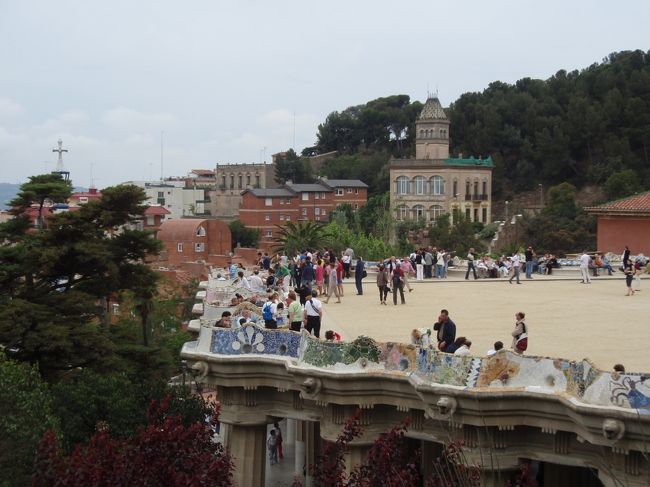 グエル公園の下は、石の柱で支えられている。