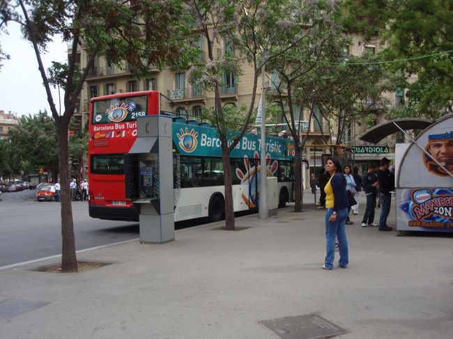 バルセロナでも市内観光バスのブス・ツリスティックの券を購入。<br />こちらも、乗り降り自由の観光バスで、２階部に乗った。