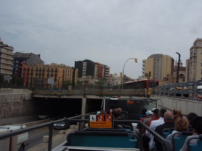 ブス・ツリスティックは屋根がないので、景色は良く見える…。<br />でも、うっかり立ち上がると、街路樹などに頭をぶつけると大事故になるので、要注意！！