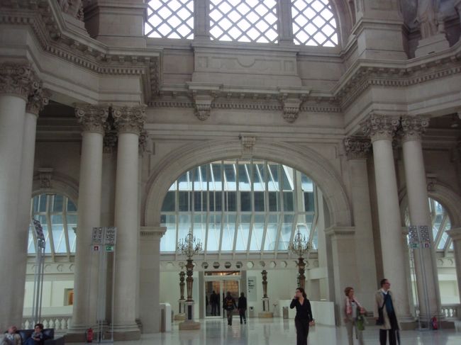 カタルーニャ美術館内。<br />雨が降ってきた上に風が吹く悪天候のせいか、人の数が少なかった。