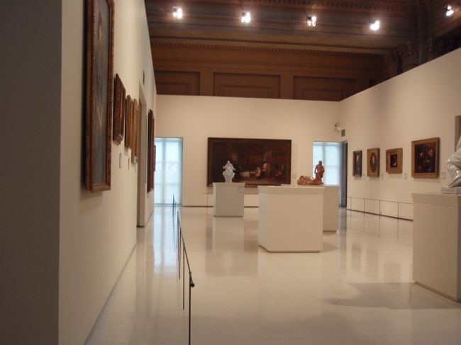 彫刻や絵画など数多くの作品が展示されていた。