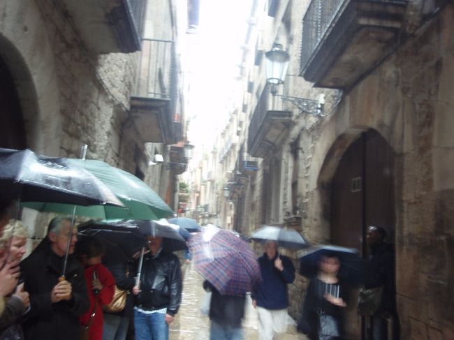 ピカソ美術館の入り口。<br />入場券を購入するために、雨の中を我慢強く並んでいる。<br /><br />美術館に行く道路がとても狭く、しかも建物が周辺から見えないので、案内サインだけを頼りに、美術館に辿り着いた。