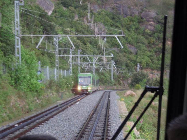 バルセロナの北西５０キロのところにあるモンセラット（のこぎりの山）に向かった。<br />バルセロナは暖かい地方のはずだが、この日の最高気温は１１度と寒かった。<br />カタルーニャ鉄道からケーブルカーに乗り換えてモンセラットの山を目指す。