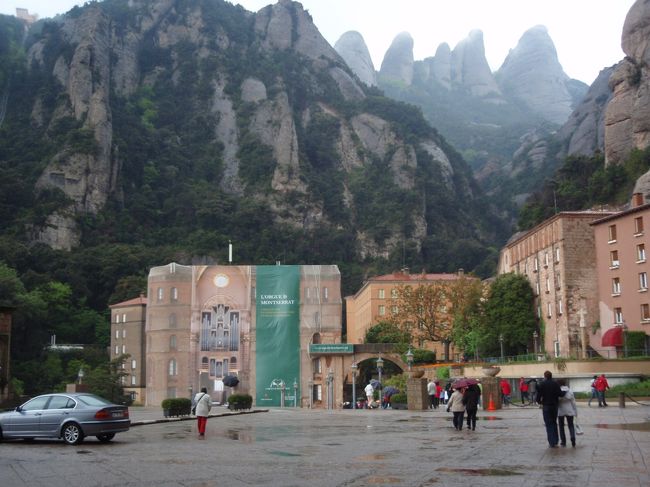 モンセラットの山と美術館。