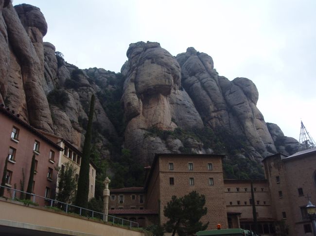 建物を押しつぶしそうな圧迫感があった。<br />モンセラットはまさに奇岩の山だった。<br />