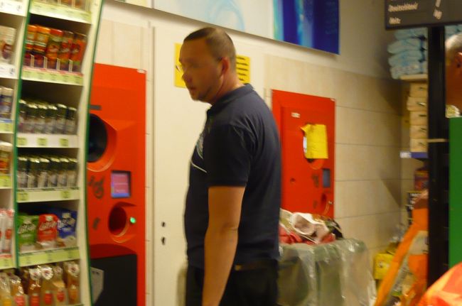 店内になにやら行列が？　　近づいて見ると、　なるほど！　納得！　皆さん　リサイクル出来る　ビン、ペットボトル　を持参、ここでデポジット。　<br />次回　買い物の際　リサイクル料を差し引いてもらえる。　さすがに　環境先進国。　合理的ですね。