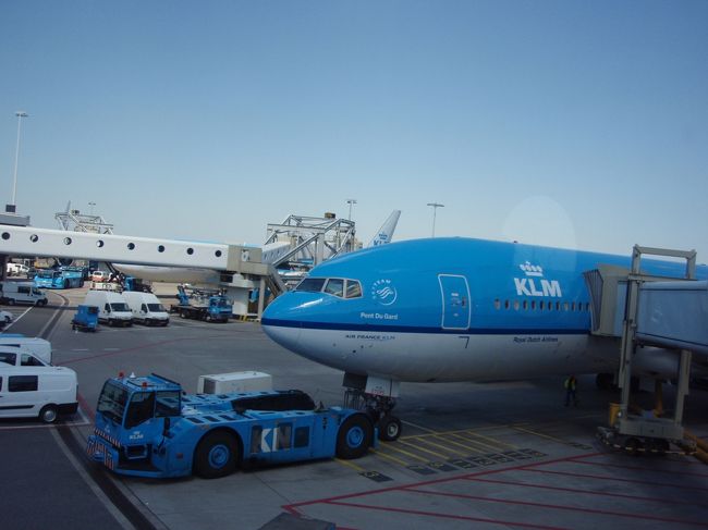 利用したのは、昨年のパリと同じＫＬＭオランダ航空。<br />アムステルダム乗り継ぎで、往路はマドリード到着、復路はバルセロナ発のオープンジョーチケット。<br />往路での乗り継ぎは１時間３０分と比較的短い時間だが、復路の乗り継ぎ時間はもっと短くてたった５０分。<br /><br />果たして、往路、復路での乗り継ぎは間に合うのか‥。