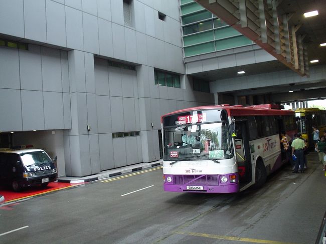 シンガポールのコーズウェイから<br /><br /><br />路線バスに乗って<br /><br /><br />マレーシアのジョホールバルへ向かいます。<br /><br /><br />特に目的もなく<br /><br /><br />ただ、パスポートのスタンプが欲しくて。。