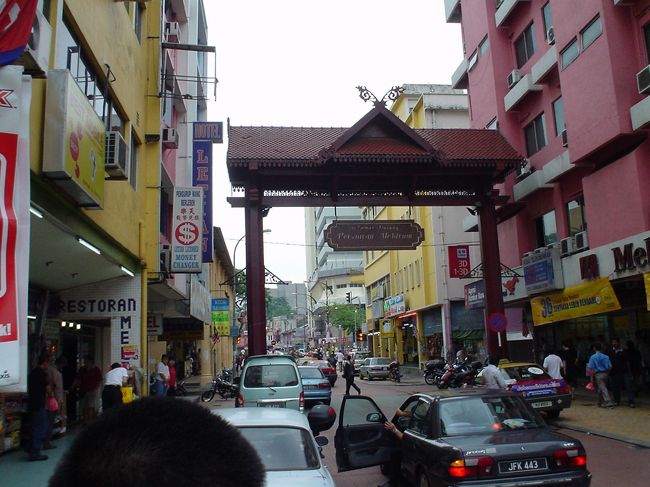 マレーシアのジョホールバルさんに到着です。<br /><br /><br />きったねぇ。。<br /><br /><br />数キロ違うだけで、こんなに違うのでしょうか。<br /><br /><br />客引きもヒドいし。