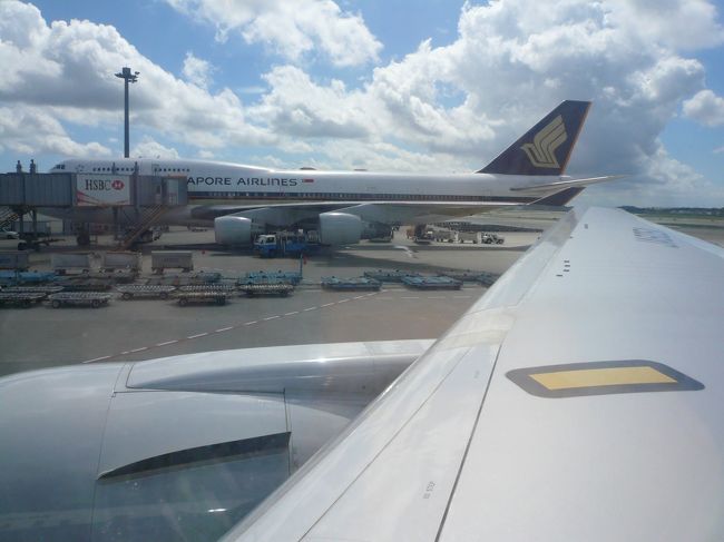 世界最高峰のシンガポール航空さんで<br /><br /><br />チャンギ空港からインドのデリーへ向かいます。<br /><br /><br />至福の5時間空の旅。