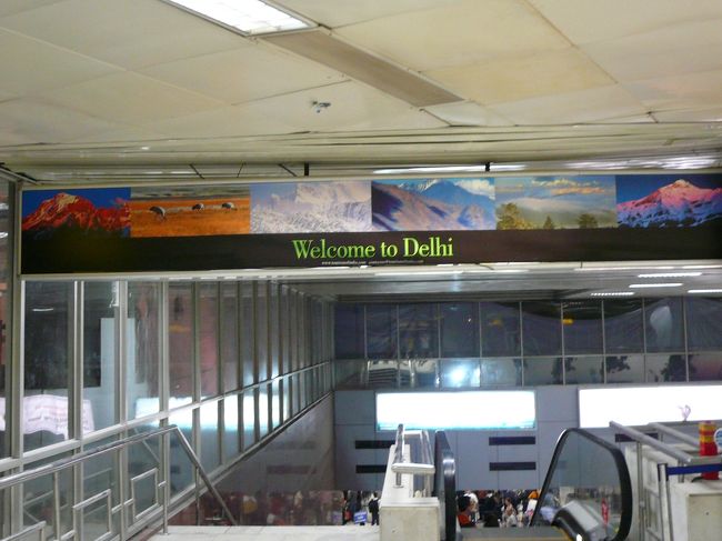 インドのデリー到着です。<br /><br /><br />ヒドいです。<br /><br /><br />空港ですか？<br /><br /><br />ここは。<br /><br /><br />BRICsで有名なインド。<br /><br /><br />汚いです。<br /><br /><br />このあと衝撃の出来事が。
