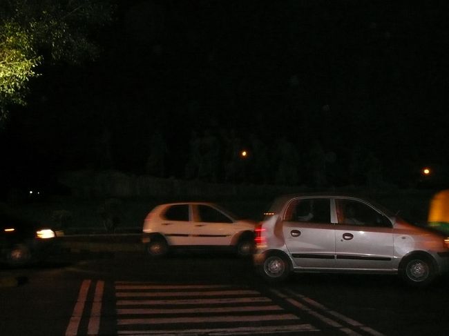 日本で取ったホテルへ向かおうと<br /><br /><br />空港からタクシーで。<br /><br /><br />中心地のコンノートプレイスまで$3というタクシーに乗車。<br /><br /><br />んが、ケチったのが間違いましたね。<br /><br /><br />「乗車後、そんなホテルはねぇ。」<br /><br /><br />「おれの知り合いの旅行代理店へ連れてってやるから、そこで探せ。」<br /><br /><br />軽い拉致です。<br /><br /><br />今振り返ると運転しながら、ケータイでずっと話していたので、<br />完全にグルですね。<br /><br /><br />んでね。<br /><br /><br />その旅行代理店に無理矢理連れて行かれて<br /><br /><br />「ホテルはここで手配した方が安い」<br /><br /><br />とか<br /><br /><br />「お前らげが手配したタージマハルへの行き方はダメだ。俺が手配してやるから、それでタージマハルへ行け。」<br /><br /><br />散々。拒否して<br /><br /><br />代理店を追い出される。<br /><br /><br />また、そのタクシーに載せられ<br /><br /><br />「俺の知り合いのホテルに泊まれ。」<br /><br /><br />もうダルい。<br /><br /><br />そこに泊まりますよ。金は払うから解放して。<br /><br /><br />解放されたのは現地時間で午前3時。<br /><br /><br />明らかにぼったくりの1泊$400<br /><br /><br />翌日からどうしよう。<br /><br /><br />インドがコワくなってきました。