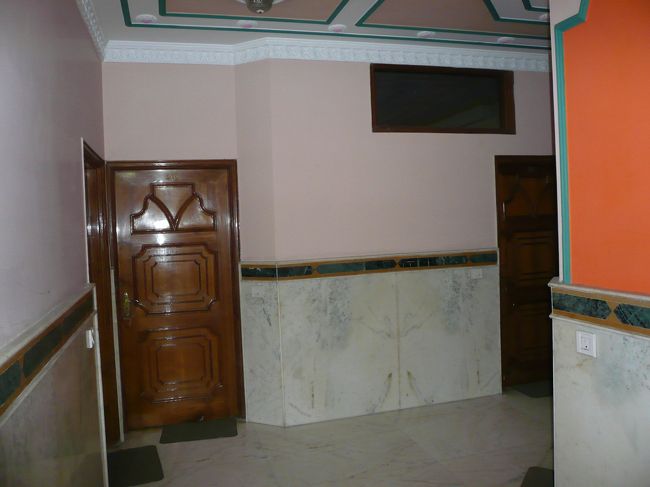 こんなボロ宿で<br /><br /><br />$400<br /><br /><br />なにこれ？<br /><br /><br />はぁい。<br /><br /><br />日本人キレましたよ。<br /><br /><br />今回の旅は貧乏旅行がテーマでしたがね。<br /><br /><br />金使います。<br /><br /><br />日本人の力見せつけます。<br /><br /><br />頼りのAmerican Expressさんへ電話。<br /><br /><br />「金は払うから、安全で綺麗なホテルを」<br /><br /><br />と手配完了。