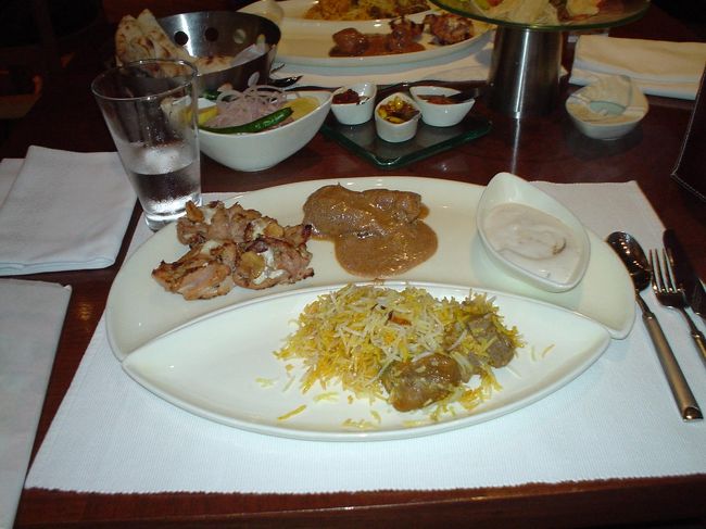 夕飯は<br /><br /><br />インド料理。<br /><br /><br />旨い。<br /><br /><br />これは最高。<br /><br /><br />友人はお口に合わなかったようで。。<br /><br /><br />米も、日本にはない細長い米。