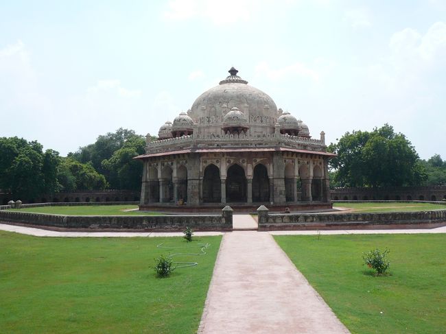 インド3日目。最終日。<br /><br /><br />せっかくインドに来たのだから、<br /><br /><br />観光をと。<br /><br /><br />ホテルでタクシーをチャーターし<br /><br /><br />フマーユーン廟へ。