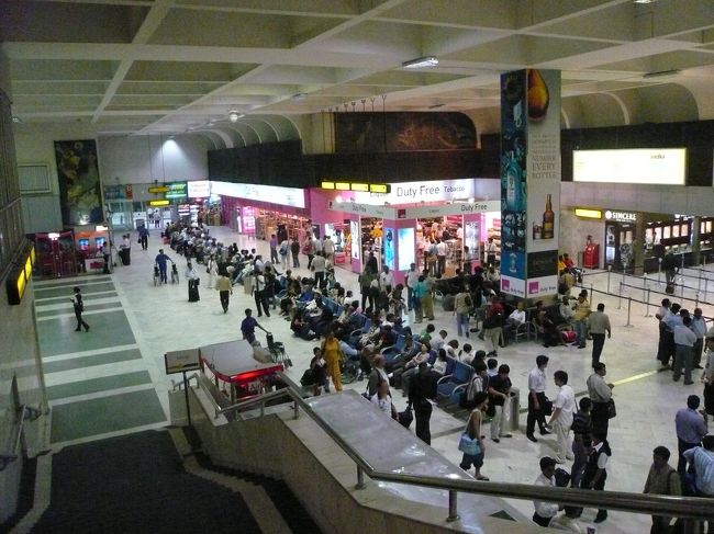 デリー空港内部。<br /><br /><br />ひどいですね。<br /><br /><br />ここの空港は。<br /><br /><br />屋根は雨漏りしてるし。<br /><br /><br />ゴミだらけだし。<br /><br /><br />トイレはヒドいし。<br /><br /><br /><br />さぁ。最後の国、韓国へこれから向かいます。<br /><br /><br />韓国編もお楽しみに