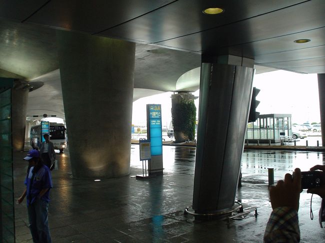 インドのデリーから韓国ソウル着。<br /><br /><br />アシアナ航空で、7時間の空の旅。<br /><br /><br />最悪でしたね。<br /><br /><br />アシアナ。<br /><br /><br />寝てるのに起こすわ。<br /><br /><br />日本人だって言ってるのに<br /><br /><br />韓国語で話しかけてくるわ。<br /><br /><br />乗りたくないですね。もう。<br /><br /><br />それはおいといて。<br /><br /><br />韓国。<br /><br /><br />インドよりやっぱりキレイ。