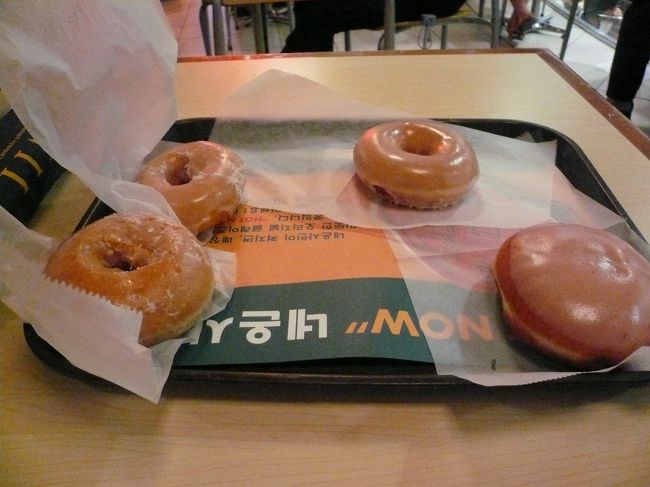 ミョンドンのクリームクリスピードーナツで<br /><br /><br />腹ごしらえ。<br /><br /><br />当時、日本に上陸したばかりで<br /><br /><br />日本で並ぶより、韓国に羽田から食いに来た方が早いんじゃないかと思ってました。