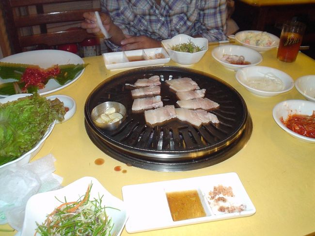 お楽しみの<br /><br /><br />焼き肉です。<br /><br /><br />旨い。<br /><br /><br />韓国はこれがメイン。