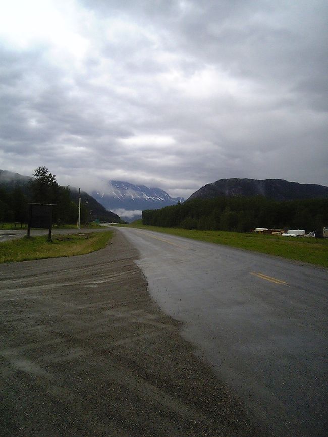 アラスカハイウエイはまだまだ続きます。