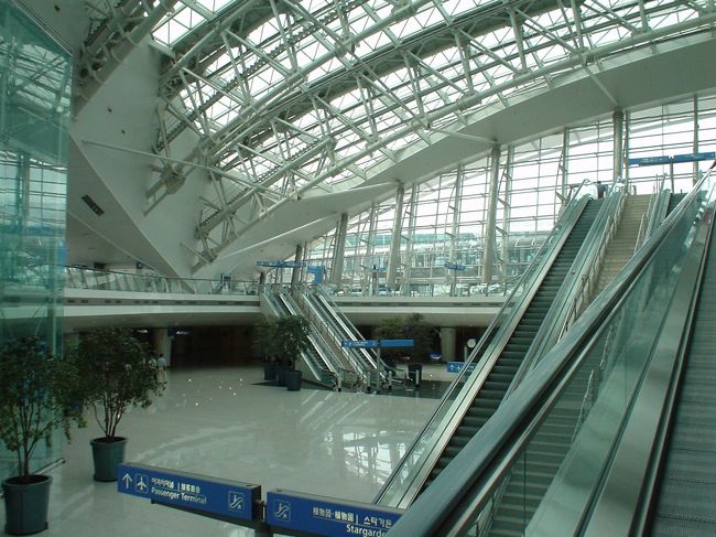 インチョン空港内部。<br /><br /><br />キレイですね。<br /><br /><br />アジアのハブです。<br /><br /><br />成田負けるな。