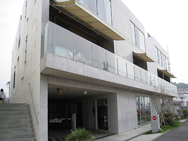 極楽寺駅から七里ヶ浜駅までまた江ノ電にのり、以前より行ってみたかった、オーストラリアの有名なシェフ、ビル・グレンジャーの店「bills」というレストランへ行ってみました。