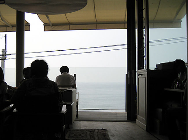 こちらの店はパンケーキが有名で、開店当時はたいへんな待ち時間だったようですが、幸いこの日は待たずに店に入れました。店からの景色は目の前に海岸があり、海風をあびながらの朝食はまるで海外にいるようです。