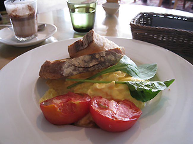 当然、私もパンケーキを食べようと、朝から空腹のままここまで来たので、「リコッタパンケーキ！」と勢いよく頼むと「45分かかりますが、よろしいでしょうか？」とのこと。<br />”えええ！45分？！”　周りをみるとアベックばかり。この中で一人で45分も待つのもなんだなあと思い、やむなくスクランブルエッグにローストトマトをトッピングしてもらい、飲み物はホッとチョコレートを注文しました。