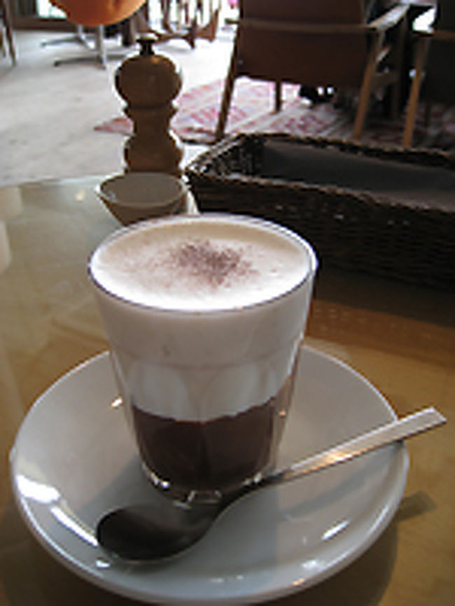 スクランブルエッグはふわっふわで口当たりもよく、ローストトマトも甘くてとても美味しかったです。ただ卵何個使ってるんだ？と思うほど量が多く、ちょっと食べ切れませんでした。ホットチョコレートもお洒落な演出で、味も濃厚なチョコとホイップされたミルクが絶妙のハーモニーでした。<br /><br />