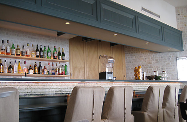 こちらはバーカウンターです。夜なんかもきっと素敵なんでしょうね。<br /><br />ただ、この朝食、しめて2150円。朝食としてはホテル並みのかなり贅沢なもの。ロケーションも味もよろしいのですが、平民の私にはそうそうこれる場所ではありません。次に来るとしたら、素敵な彼氏とでしょうかね？！