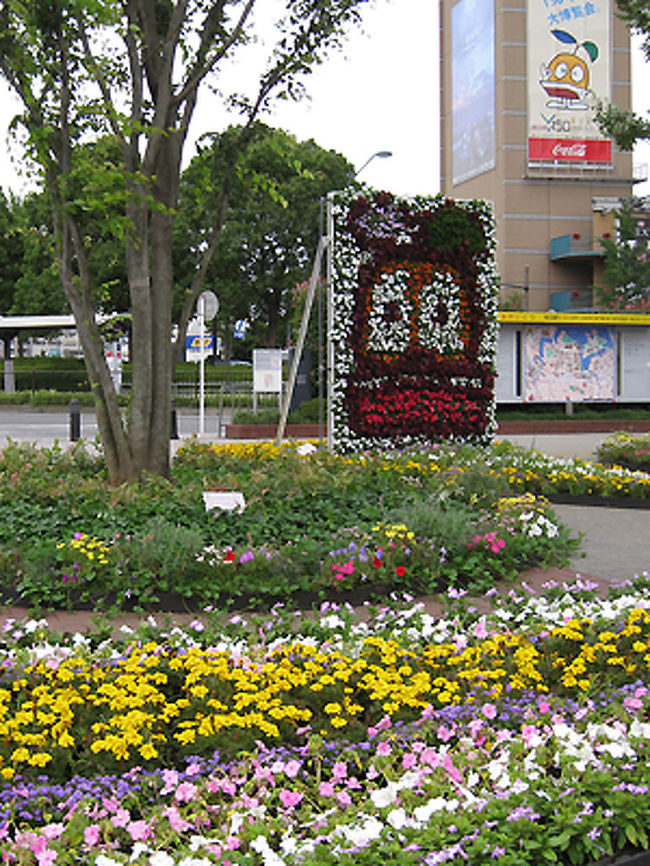 まずは桜木町駅から。普段からよく来る場所ですが、いつもとはちょっと違い、タネマル君の花看板がお迎えです。