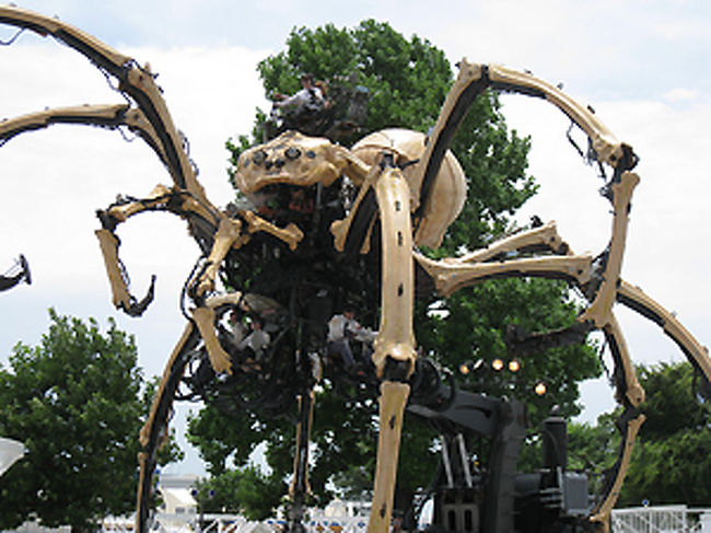 何人もの人がのって操縦するクモのロボットのようなもの。小さい頃に見たマジンガーゼットとか、ガンダムを思い出させます。