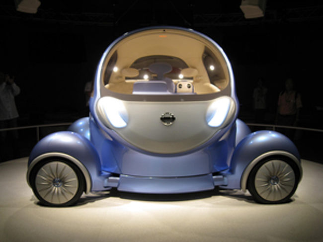 映像の次は企業パビリオン。日産の電気自動車「PIVO2」が展示されていました。この車、車体がタイヤをそのままでクルクル回るので、車庫入れがどんなときでも前から入れて楽そうです。