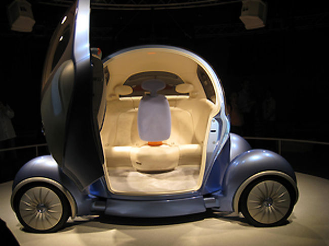 ドアはこんな風に開いて、中は意外と広いです。見た目もかわいいので、将来こんな車が街を走ると楽しいですね。<br />次にY150トモローパークで岩井俊二監督がプロデュースしたアニメをみたのですが、全３話中の２話目ということで、ストーリーが今ひとつよくわからず、ぱっとしませんでした。