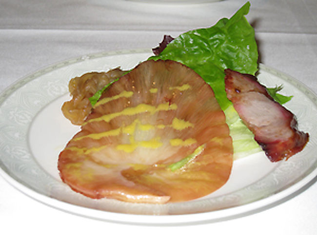 その後、赤レンガ倉庫の雑貨屋さんを見学し、今回の第二の目的、「中華街でフカヒレを食べる」をはたすべく、せっせと中華街へと向かいました。<br />招福門というフカヒレ専門店にて、フカヒレ三昧コース５２５０円を注文。<br />まずは、前菜のフカヒレのカルパッチョ。