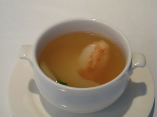 蟹爪とフカヒレの姿入り澄ましスープ。<br /><br />かなりさっぱりとしたスープです。<br />今まで食べたことのある、こってりとしたフカヒレスープとはちょっと趣が異なりました。