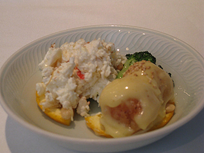 大海老のマヨネーズ和えとフカヒレの卵白炒め<br /><br />これは一番美味しかったです。<br />ぷりっぷりの海老のマヨネーズ和えと、ふわっふわの卵白にフカヒレが入り、オレンジといっしょにいただきます。