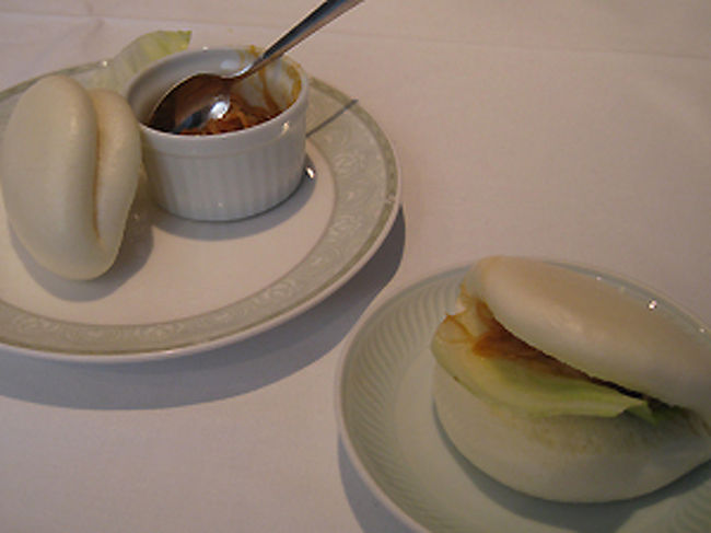 フカヒレのXO醤煮 蒸しパン添え<br /><br />これはバンズにレタスとフカヒレをはさんで食べます。