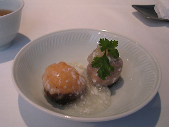 椎茸蒸しフカヒレソースかけ<br /><br />シイタケのかさの中に海老のすり身がのっていて、フカヒレのあんかけがかかっています。<br />これも美味しかったです。