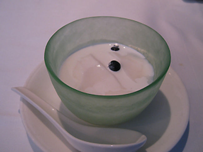 杏仁豆腐<br /><br />これはとてもあっさりとした杏仁豆腐。こってり系の中華の後は、やはりさっぱりしたデザートがGOOD.<br />美味しかったです。<br /><br />今回は招福門のフカヒレコースをいただきましたが、どれも美味しかったですし、この値段でこのフカヒレ三昧はすごいと思うのですが、感動するほど美味しい料理もなかったです。やはりお値段なりということでしょうか。次回、別の店でも挑戦してみたいと思います。