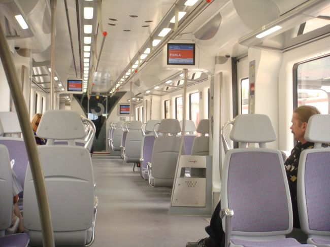 CERCANIAS（セルカニーアス近郊電車）は、国鉄RENFE（レンフェ）の管下にあります。<br /><br />たまにしか乗らない私。<br />ほとんど乗らない夫。<br /><br />乗る度にきれいになっていくのでビックリ。