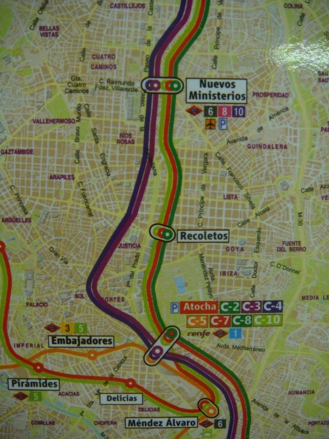 前は、どの近郊電車もマドリードを南北に突っ切るのに、緑と赤線の部分を通っていた。<br /><br />今度、新しく出来たのが紫の部分。<br />左にちょっと突き出た所がＳＯＬです。<br /><br />全部のCERCENIASの線がSOLを通る訳ではない。<br />昔のままのルートを行く線もあります。