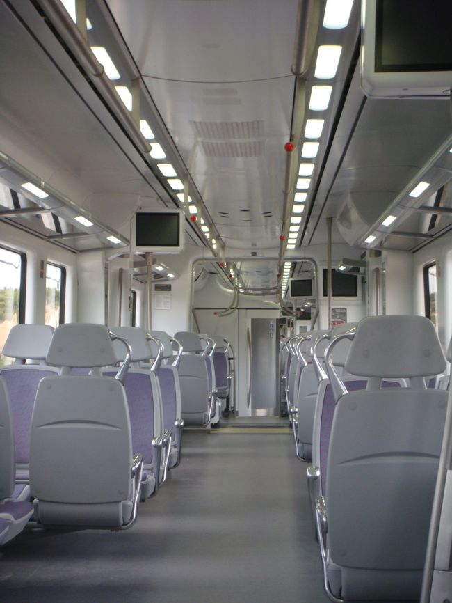 余り乗客がいないのをいい事に、<br />電車の内部を撮影する私・・・<br /><br />ん？　何だ、あそこに見えるのは？<br />まさか・・・