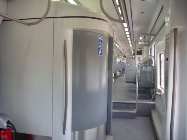 トイレではないですか！<br />それも、結構広そう。<br /><br />他にも、自転車を置くスペースや、車椅子の乗客のためのシートベルトが設置されたスペースなど、良く考えられた電車です。