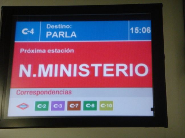 北のCHAMARTIN駅から南のATOCHA駅まで、マドリード市内を突っ切るために、電車は地下に潜ります。<br /><br />間、NUEVOS MINISTERIOの駅。